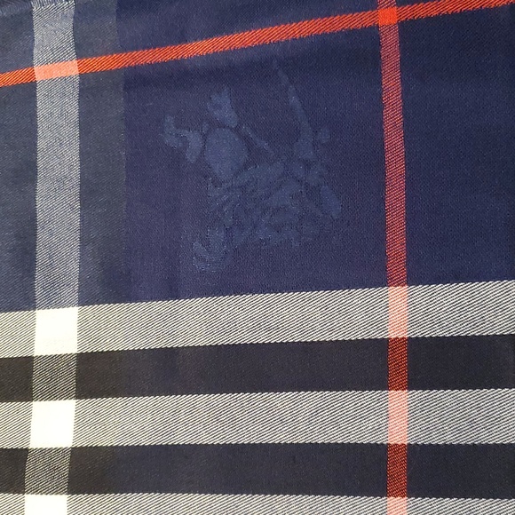 NWOT Burberry Lightweight Navy Scarf in Check Cashmere with Fine Eyelash Fringes - Picture 6 of 9